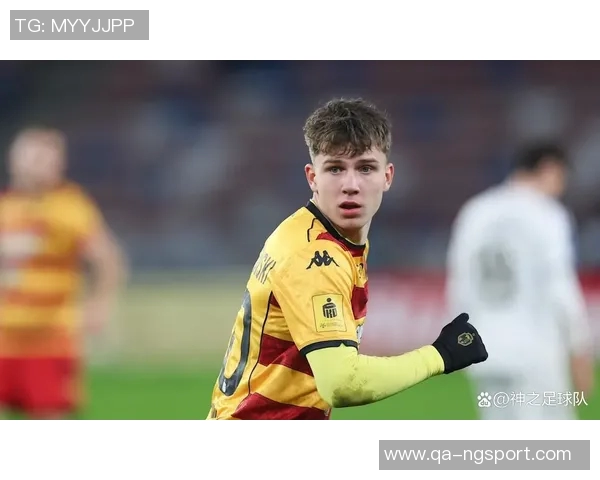 拜仁派球探考察费耶诺德19岁右后卫雷德引发关注