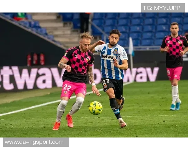 西乙联赛竞争加剧拉科与桑坦德双雄领跑冲甲形势愈发紧张